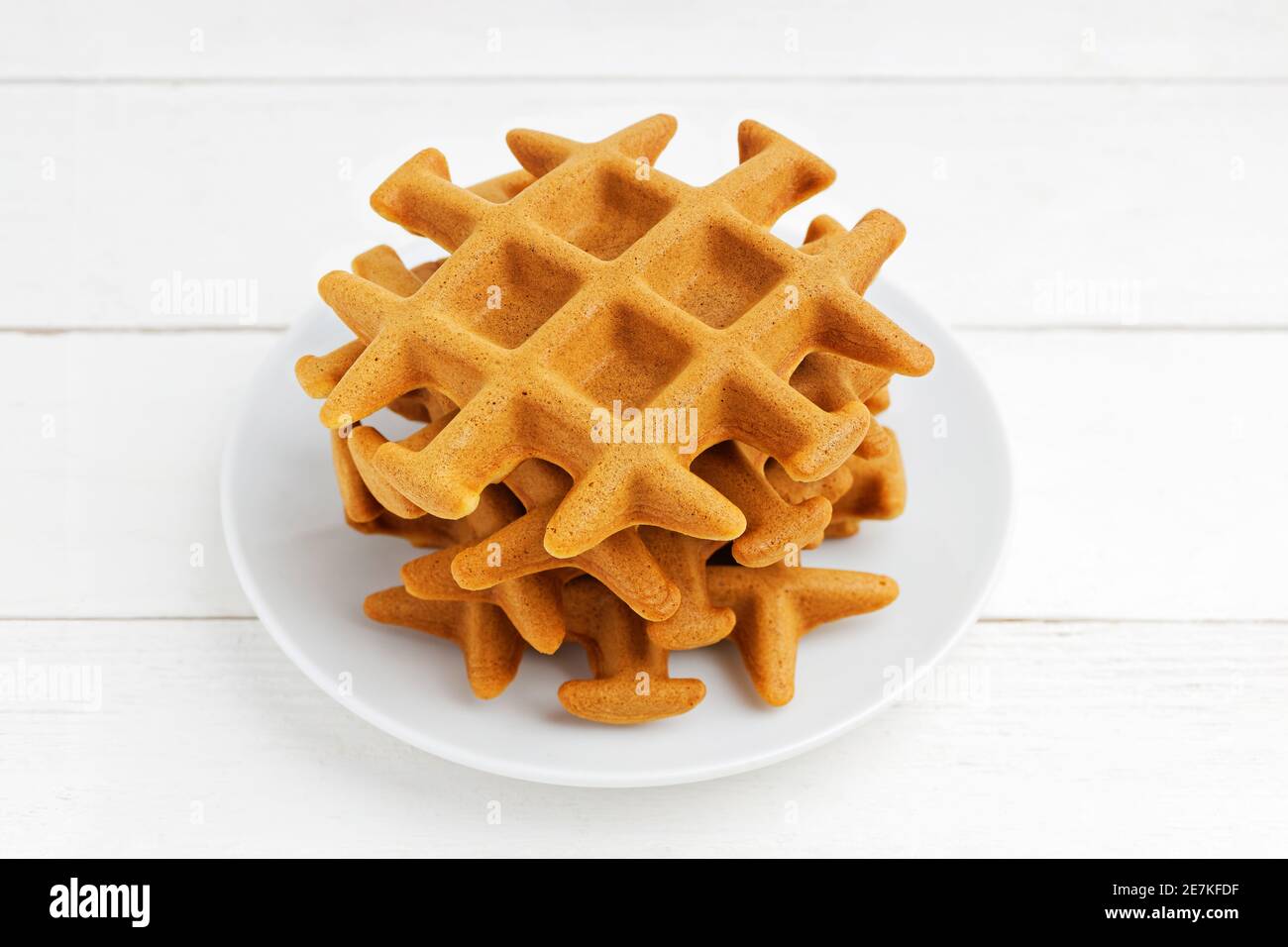Stapel hausgemachter weicher belgischer Waffeln auf weißem Holztisch. Geringer Fokus. Stockfoto