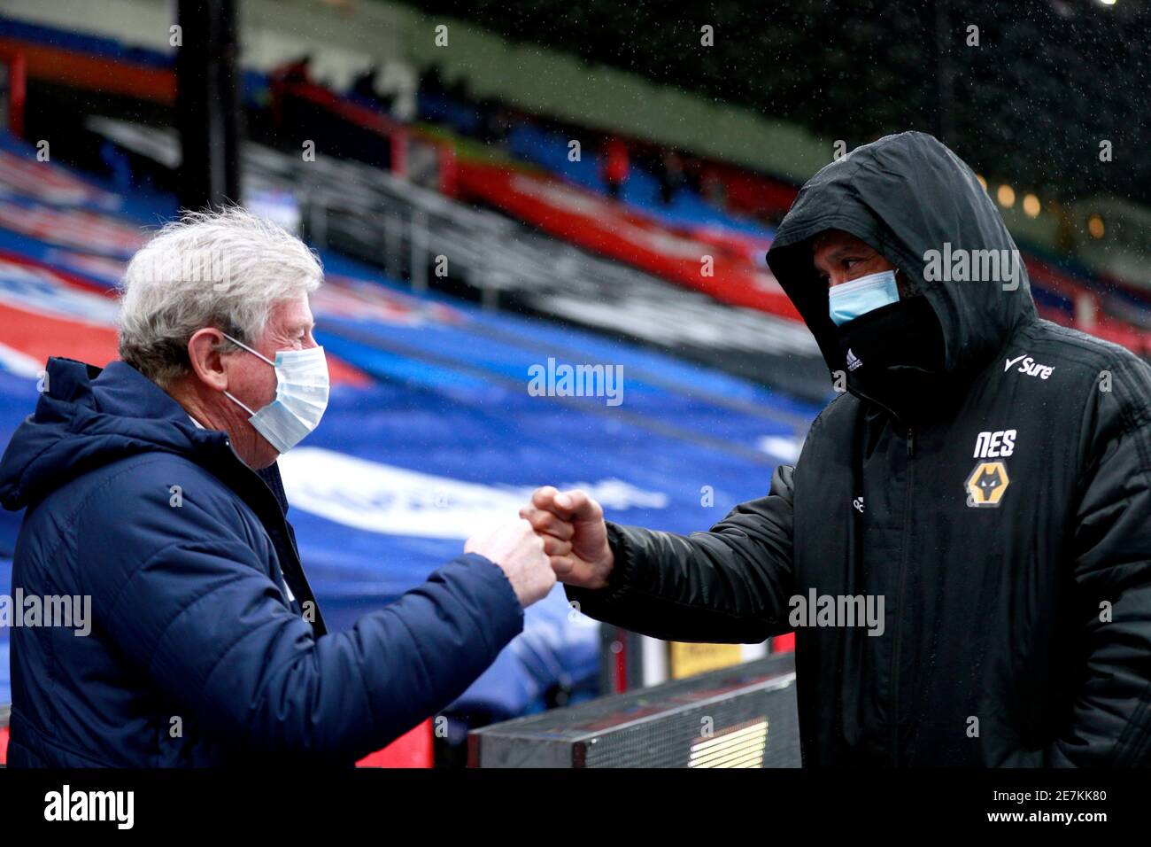 Crystal Palace Manager Roy Hodgson (links) und Wolverhampton Wanderers Manager Nuno Espirito Santo schlagen die Fäuste vor dem Premier League Spiel im Selhurst Park, London. Bilddatum: Samstag, 30. Januar 2021. Stockfoto