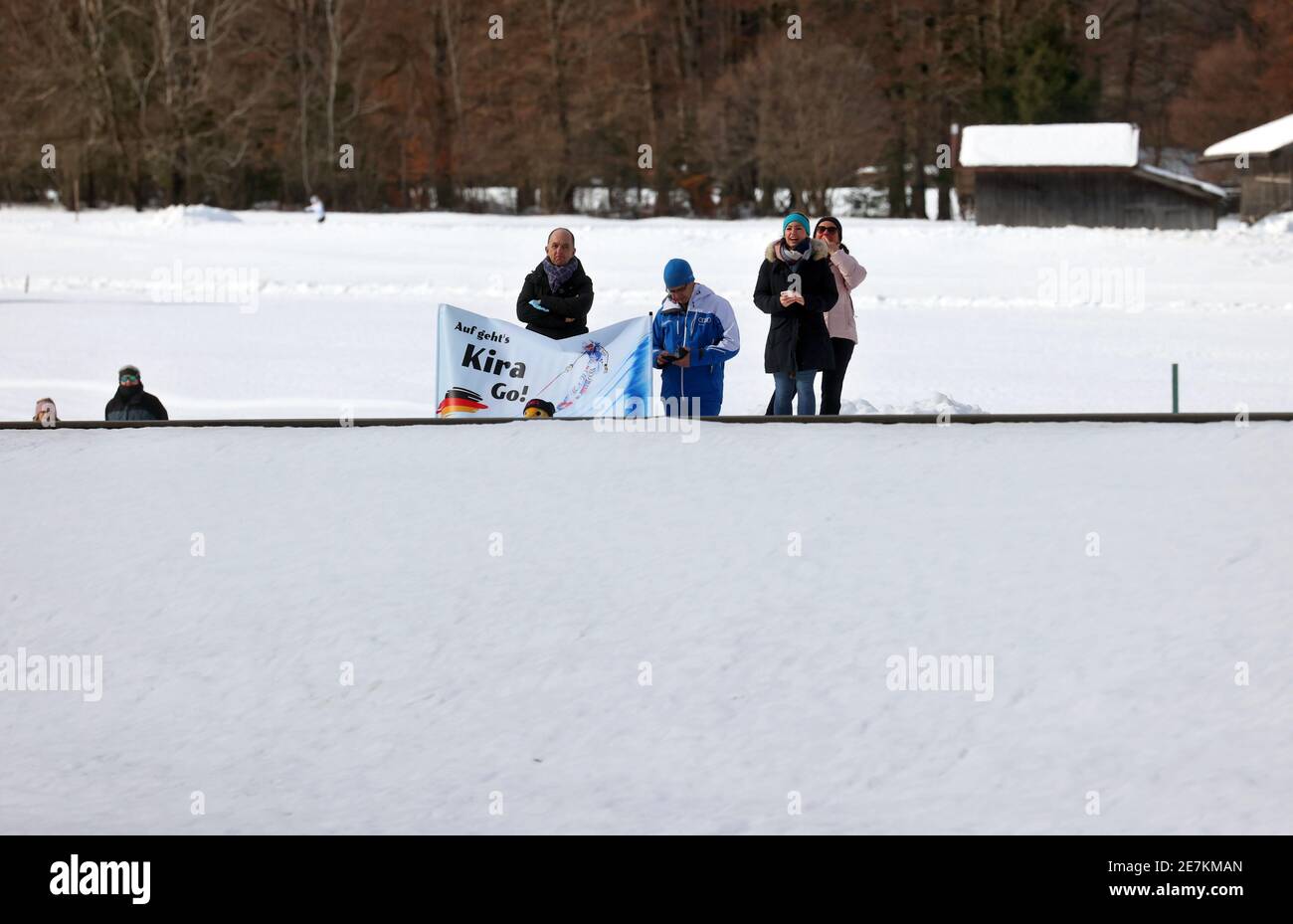 Garmisch Partenkirchen, Deutschland. Januar 2021. Alpinski: WM, Super G, Damen: Fans der deutschen Skirennfahrerin Kira Weidle stehen am Parcours mit einem Spruchband mit der Aufschrift "auf geht's Kira go!" Quelle: Karl-Josef Hildenbrand/dpa/Alamy Live News Stockfoto