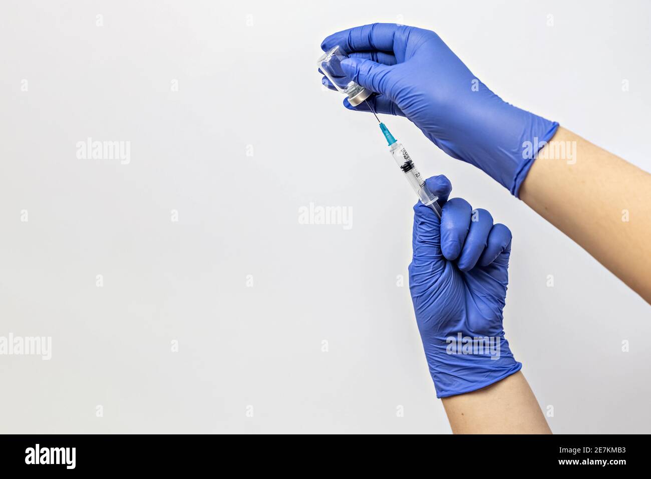 Ein Arzt in medizinischen Handschuhen zieht eine Dosis  Coronavirus-Impfstoff in eine Spritze. Das Konzept der Impfung,  Immunisierung, Prävention von Menschen Stockfotografie - Alamy
