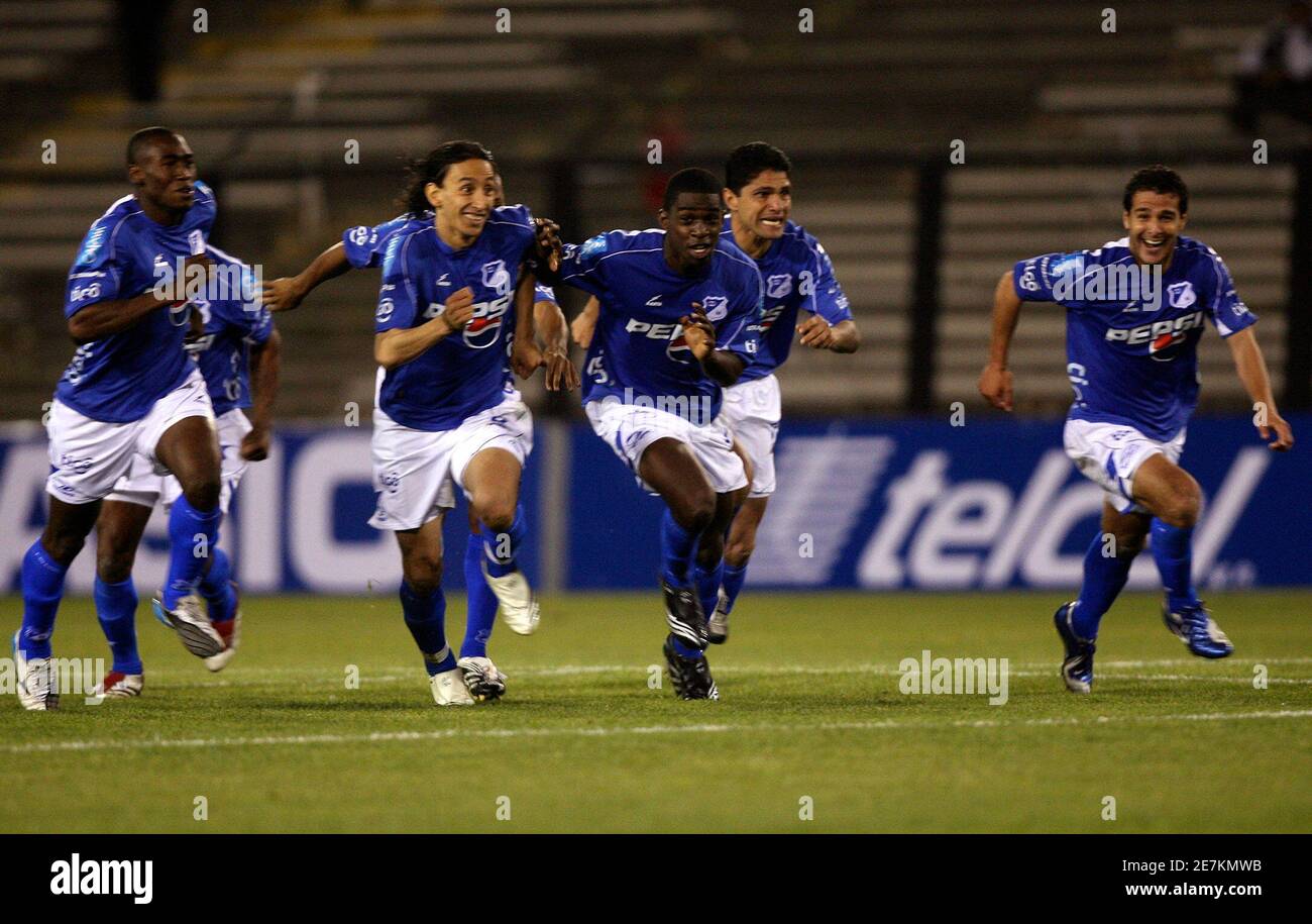 Die Mitglieder Der Millonarios Fussballmannschaft Feiern Nach Dem Sieg Gegen Colo Colo Beim Copa Sudamericana Fussballspiel Am 4 Oktober 2007 In Santiago Reuters Ivan Alvarado Chile Stockfotografie Alamy