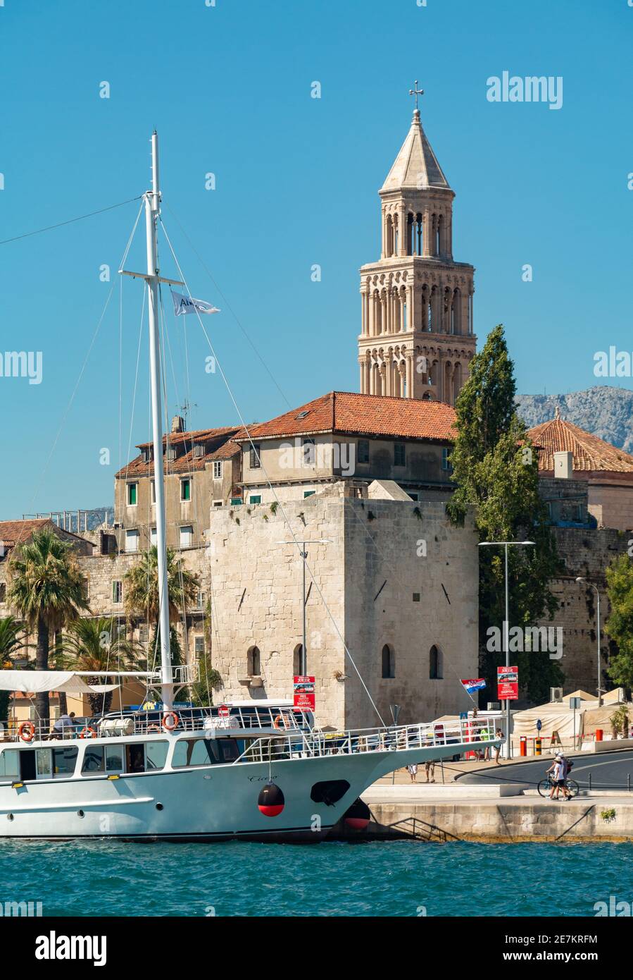 Ein Bild von der Küste von Split, mit dem Turm der Kathedrale Saint Domnius, der über die Gebäude guckt. Stockfoto