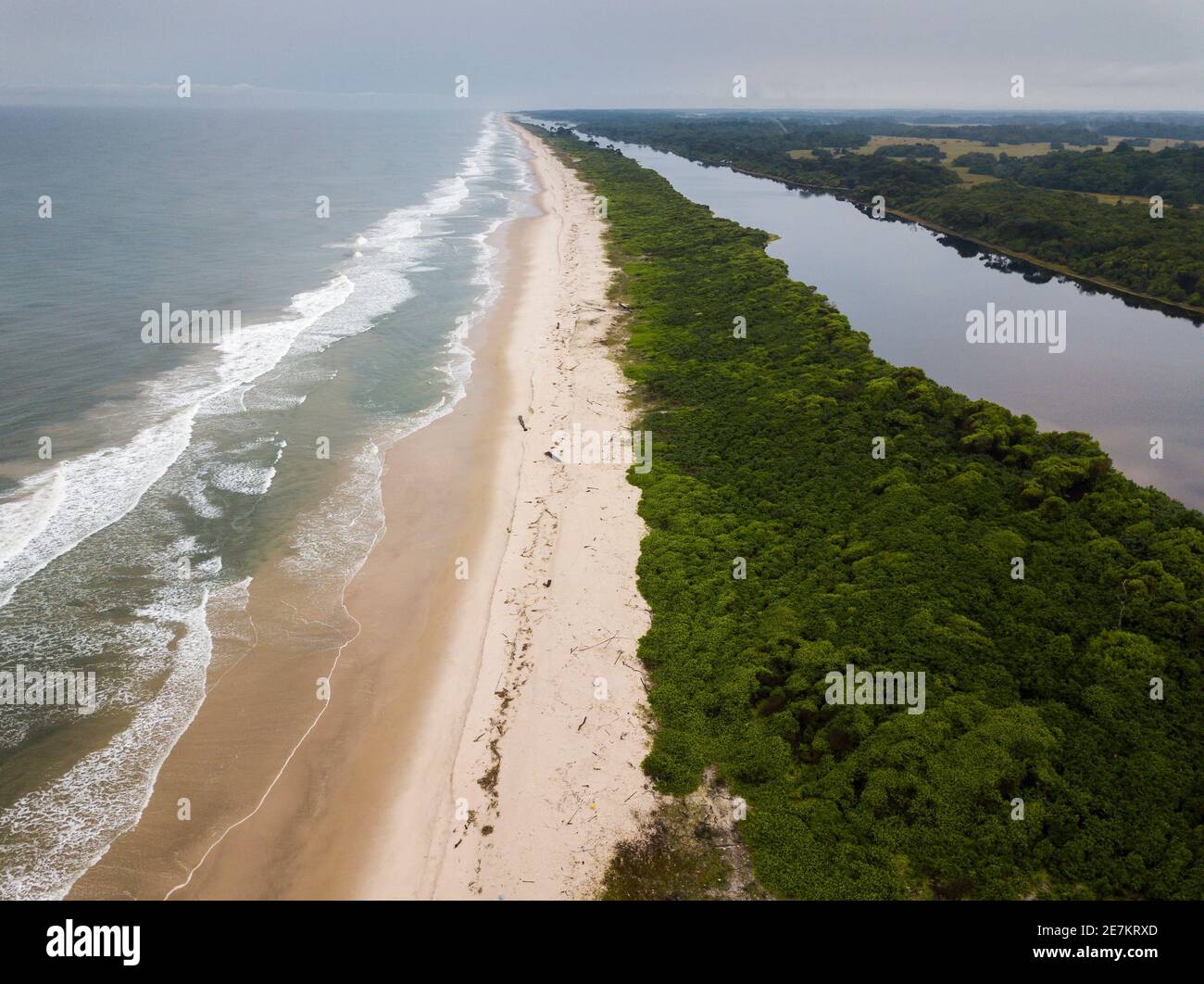 Küste und Lagune entlang Atlantischer Ozean, Loango Nationalpark, Gabun, Zentralafrika. Stockfoto