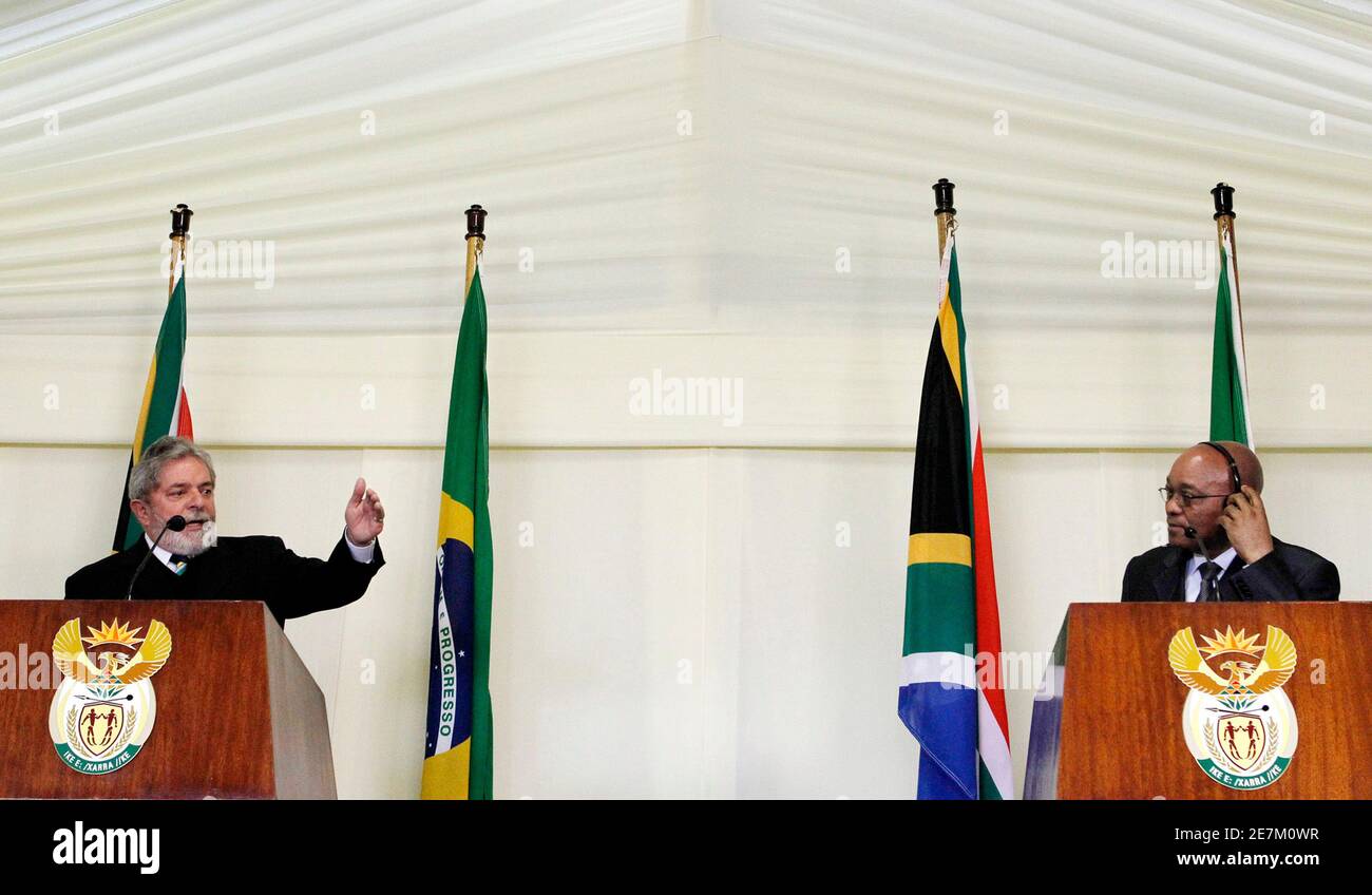 Brasiliens Präsident Luiz Inacio Lula Da Silva (L) befasst sich mit eine Pressekonferenz neben Südafrikas Präsident Jacob Zuma an den Union Buildings in Pretoria 9. Juli 2010. REUTERS/Thomas Mukoya (Südafrika - Tags: SPORT Fußball WORLD CUP Politik Bilder des Tages) Stockfoto