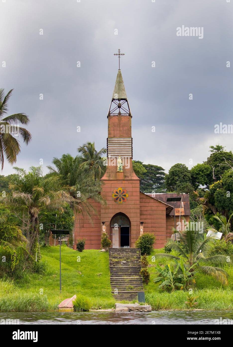 St Anne's Mission, entworfen und geliefert von Gustav Eiffel im Jahr 1889, in der Nähe von Omboue, Fernan Vaz Lagune, Gabun, Zentralafrika. Stockfoto