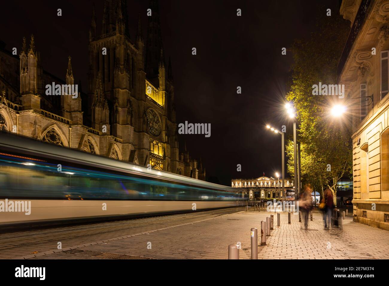Straßenbahn vorbei Bordeaux Kathedrale bei Nacht in New Aquitaine, Frankreich Stockfoto