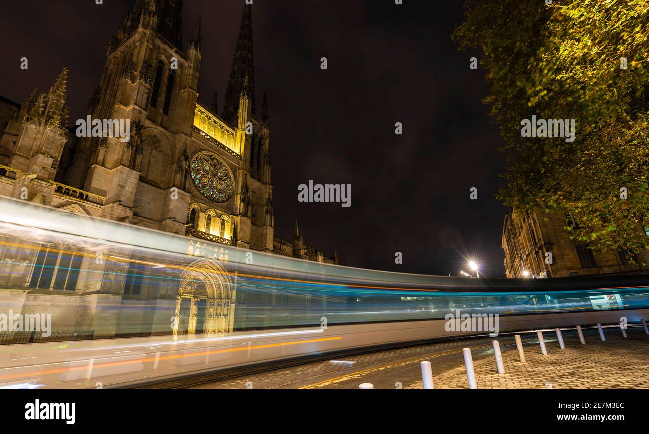 Straßenbahn vorbei Bordeaux Kathedrale bei Nacht in New Aquitaine, Frankreich Stockfoto