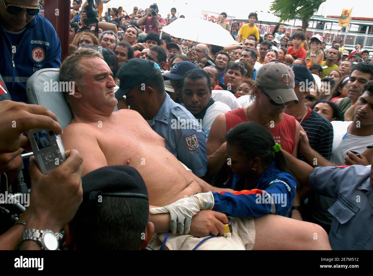 Der slowenische Marathonschwimmer Martin Strel, 52, erhält erste Hilfe von  brasilianischen Medizinern, nachdem er am 8. April 2007 67 Tage nach seinem  Schwimmen im Amazonasgebiet in Peru in der Hafenstadt Belem an