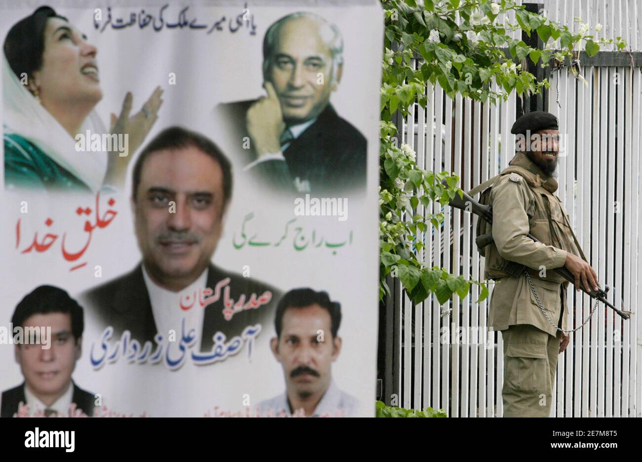 Ein pakistanischer paramilitärischer Soldat steht während der Präsidentschaftswahlen in Islamabad am 6. September 2008 vor dem parlamentsgebäude Wache. Mitglieder des pakistanischen parlaments und vier Provinzversammlungen begannen am Samstag bei einer Präsidentschaftswahl, um einen Ersatz für Pervez Musharraf zu wählen, der letzten Monat zurückgetreten ist. REUTERS/Faisal Mahmood (PAKISTAN) Stockfoto