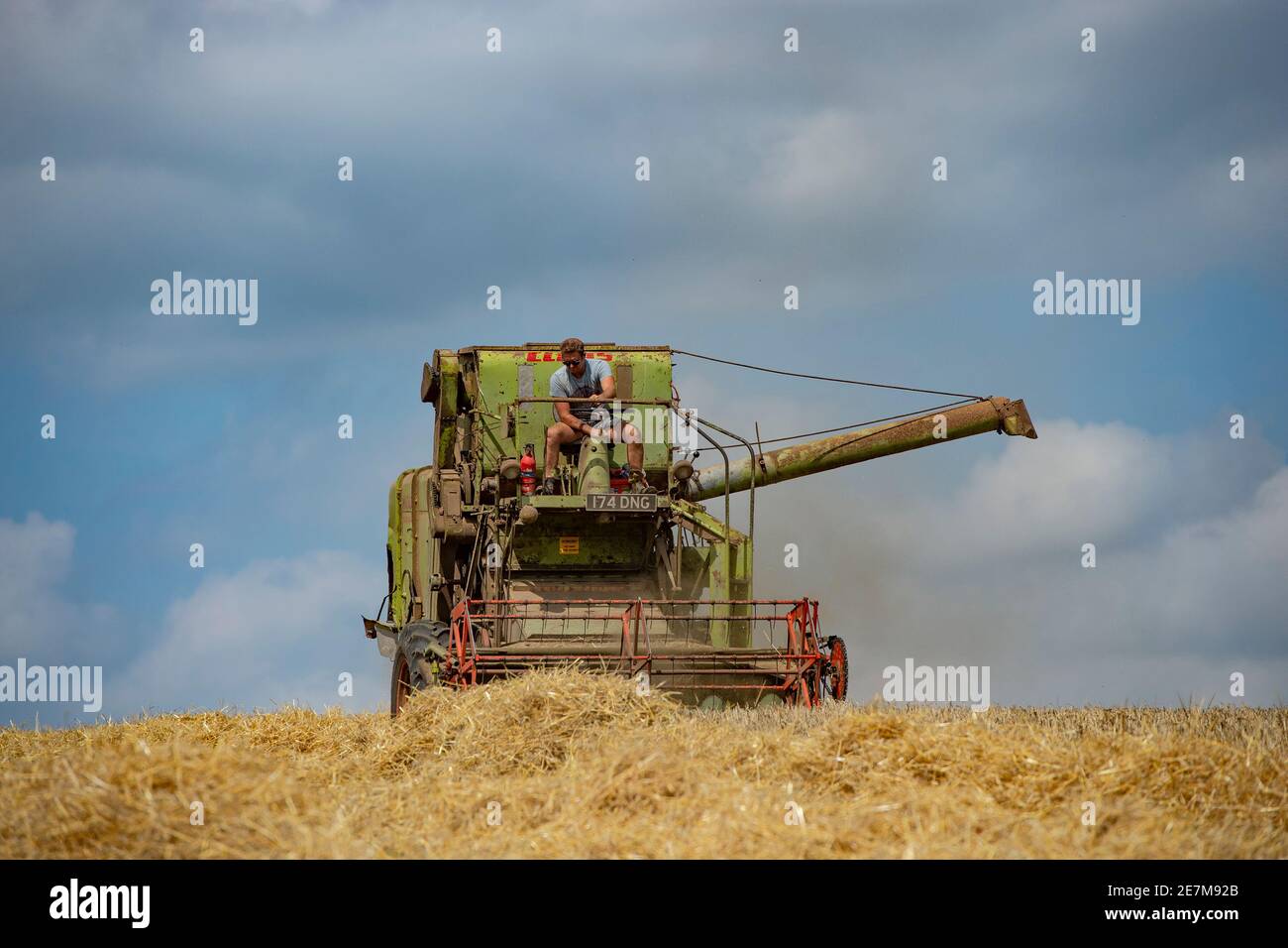 Vintage claas Matador Mähdrescher bei der Arbeit kombinieren in der Ländliche Gebiete in großbritannien Stockfoto