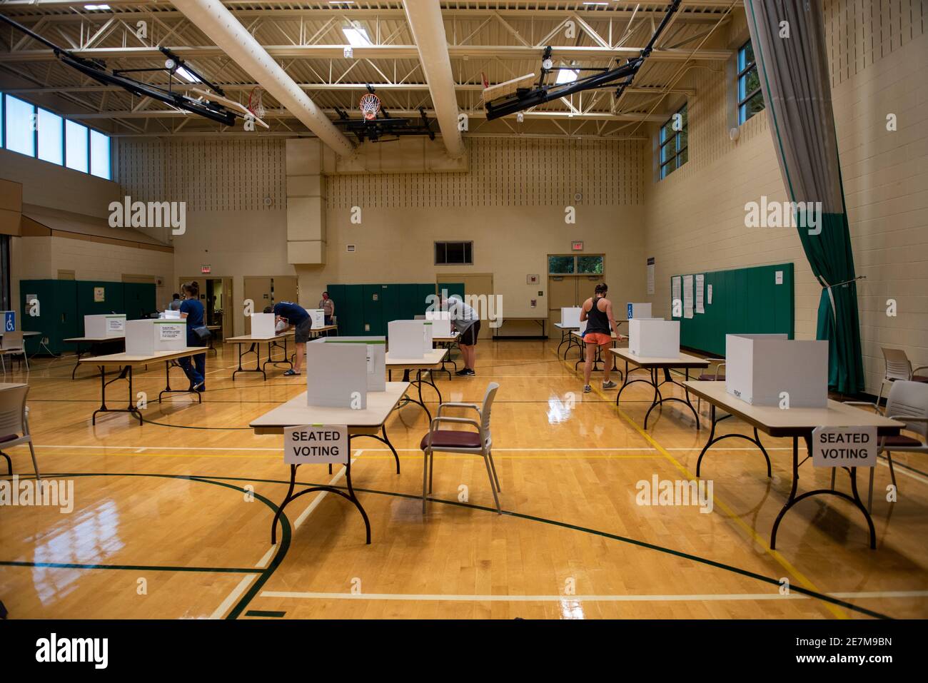 Innenansicht eines Wahllokals, das für eine sozial distanzierte Abstimmung in Arlington, Virginia, im November 2020 eingerichtet wurde. Stockfoto