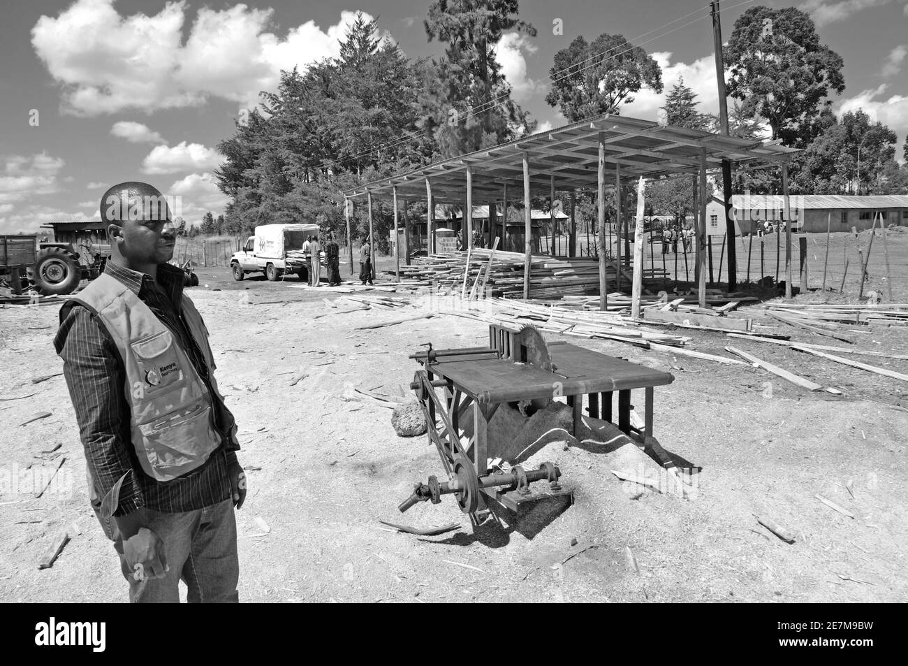 Eine von 10 kenianischen Holzrekonstruktionsstätten des Roten Kreuzes für kenianische Bauernhäuser. Eine von zehn Rot-Kreuz-Holzwerkstätten für den Wiederaufbau der Bauernhü Stockfoto