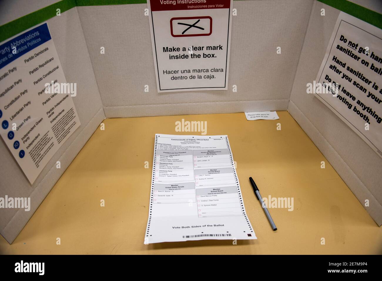 Ein leerer Papierstimmzettel für die Präsidentschaftswahl 2020 in einer individuellen Wahlstation in Arlington, Virginia. Stockfoto