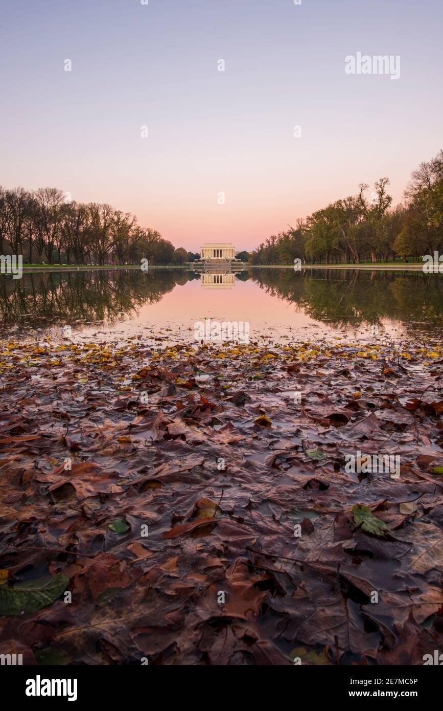 Ein rosa Himmel spiegelt sich im Lincoln Memorial Reflecting Pool an einem frischen Herbstmorgen in Washington, DC. Gelegen am Fuß der Lincoln Memoria Stockfoto