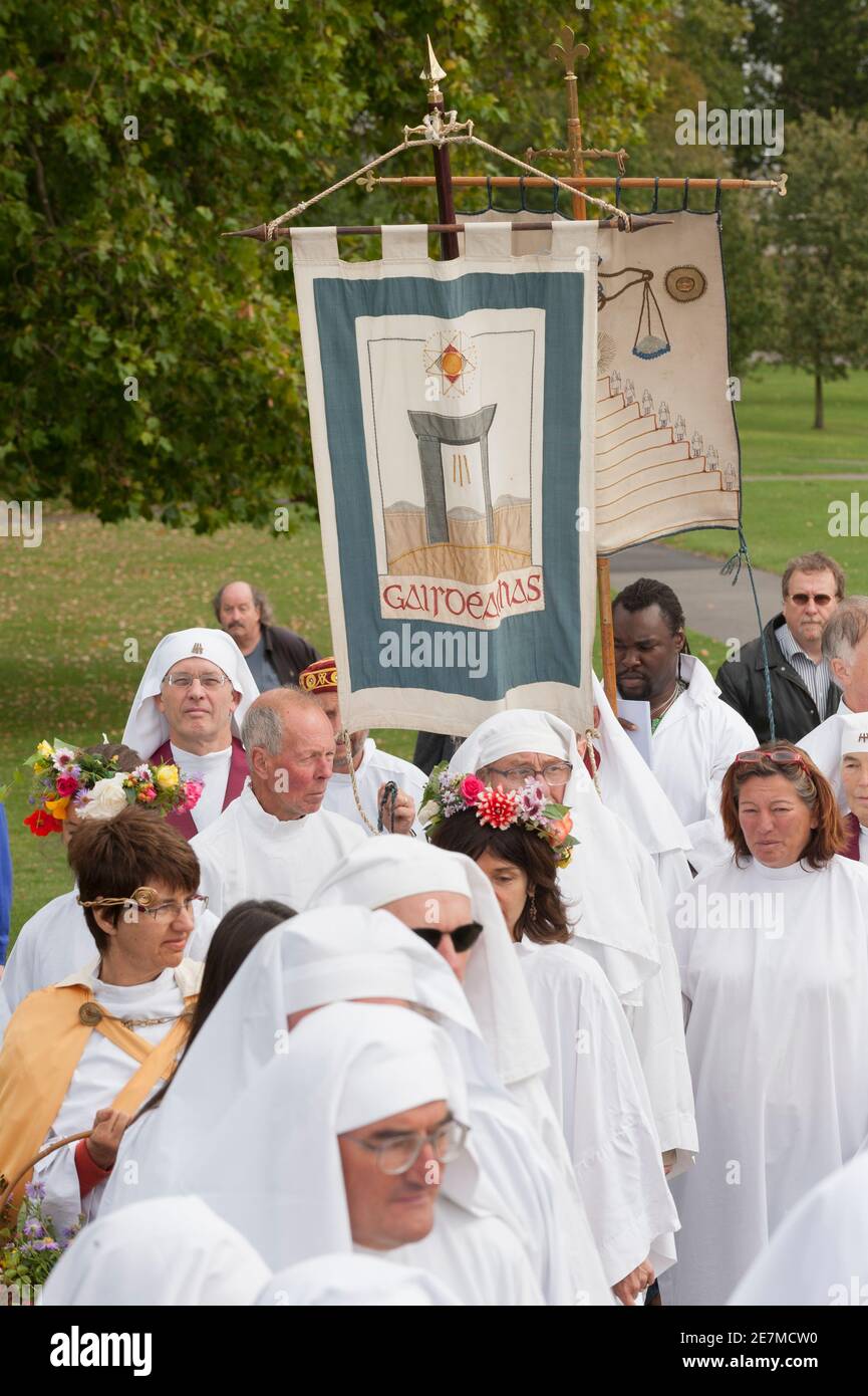 Mitglieder des Druiden-Ordens, die eine Zeremonie anlässlich der Herbst-Tagundnachtgleiche in Primrose Hill, London, abhalten. Der Druidenorden, ist auch bekannt durch den Alten Druidenorden, ein Druidh Uileach Braithreachas, und der Britische Kreis der Universal Bond.. Primrose Hill, Camden, London, Großbritannien. September 2009, 22 Stockfoto