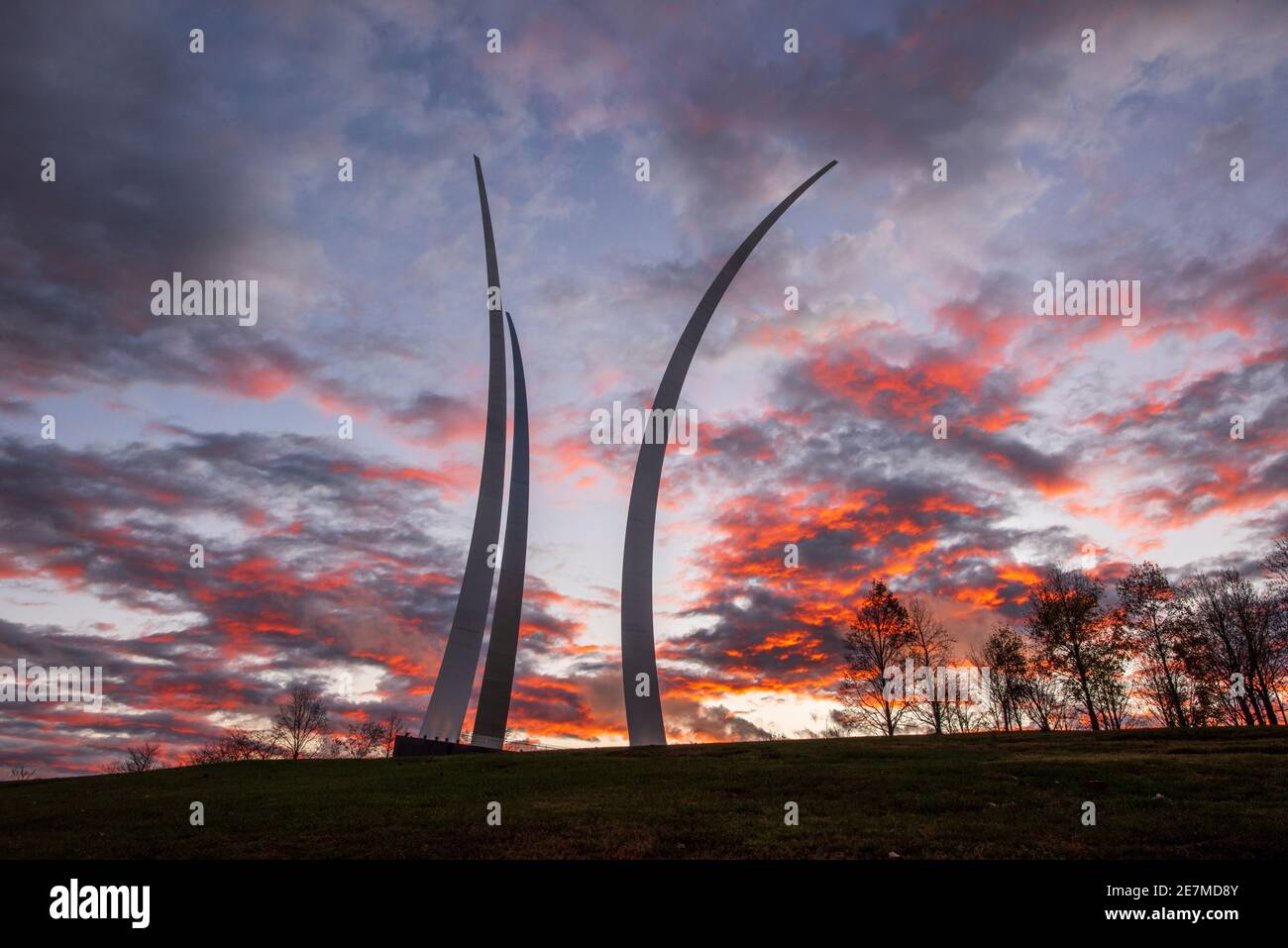 Der Himmel sieht so aus, als wäre er in Flammen, wenn die Sonne auf dem United States Air Force Memorial in Arlington, Virginia, untergeht. Die Gedenkstätte ehrt den Gottesdienst der Th Stockfoto