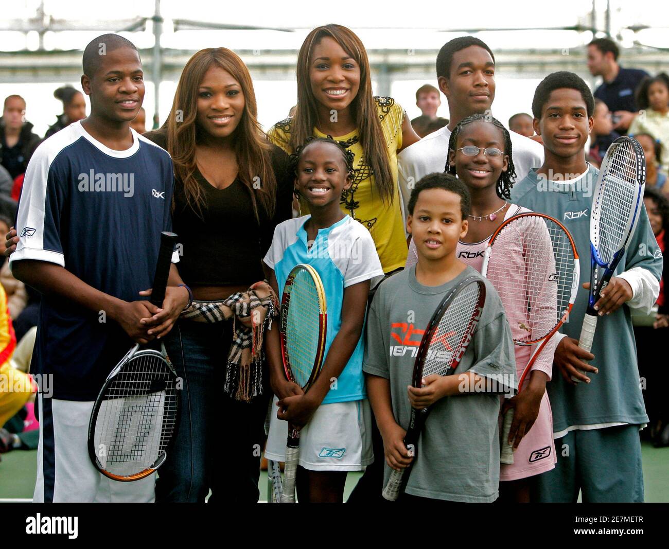 Tennisspieler und Schwestern Serena (2 L) und Venus Williams (3. L) Pose  mit jungen Tennisspieler aus dem Washington Bereich, nachdem sie ein paar  Spiele gegen sie an der Südost-Tennis und Learning Center