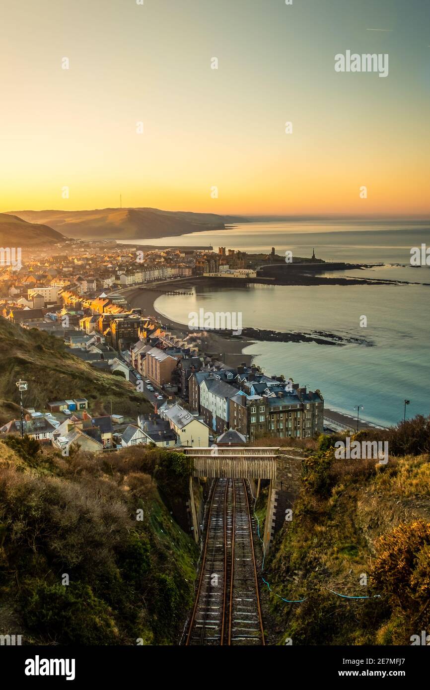 Blick vom Constitution Hill in Aberystwyth. Eine Küstenstadt in Ceredigion Mid Wales. Bekannt für atemberaubende Sonnenuntergänge und stürmisches wetter in großbritannien. Stockfoto