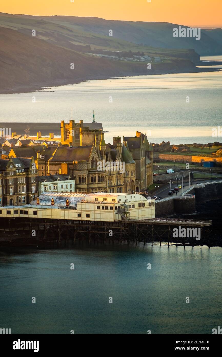 Blick vom Constitution Hill in Aberystwyth. Eine Küstenstadt in Ceredigion Mid Wales. Bekannt für atemberaubende Sonnenuntergänge und stürmisches wetter in großbritannien. Stockfoto