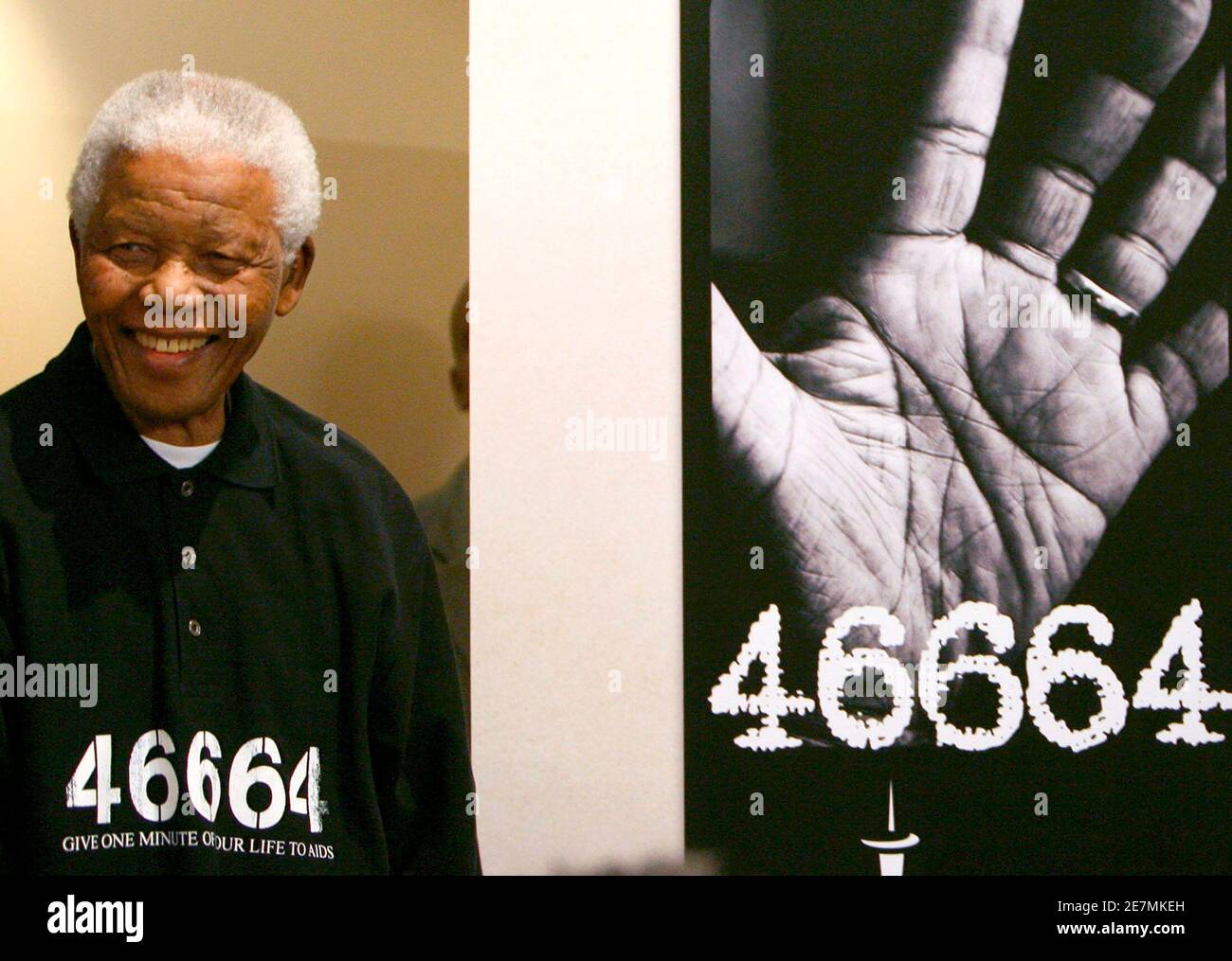 Südafrikas ehemaliger Präsident Nelson Mandela lächelt, als er das bevorstehende Konzert "46664" am 1. Oktober 2007 in Johannesburg ankündigt. Das Konzert, das seinen Namen von Mandelas Gefängnisnummer trägt, wird zum Ziel haben, Bewusstsein für Themen zu schaffen, die HIV und AIDS umgeben, und wird am 1. Dezember in Johannesburg am Welt-Aids-Tag stattfinden. REUTERS/Juda Ngwenya (SÜDAFRIKA) Stockfoto