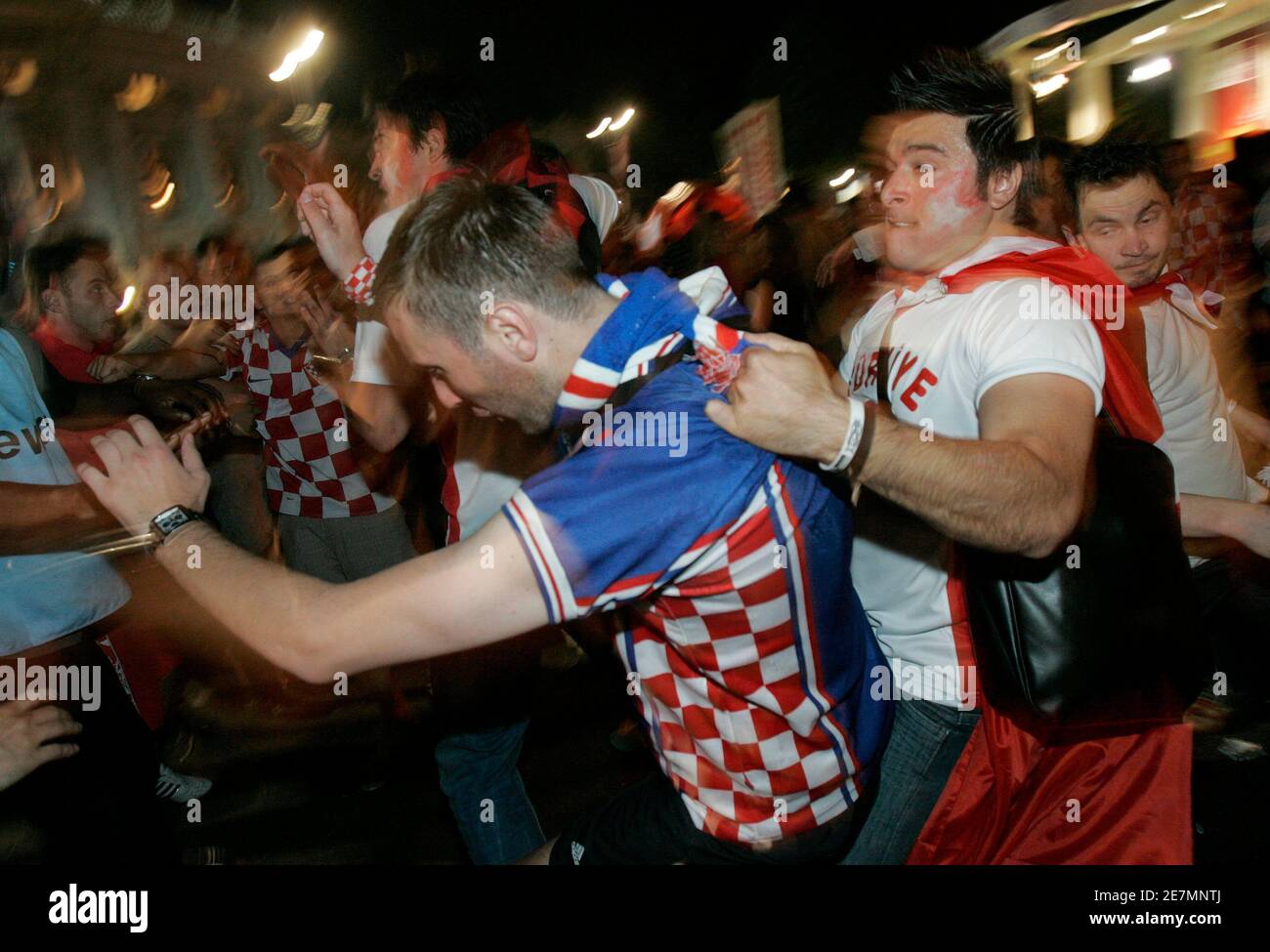 Kroatische und türkische Fans tusseln nach dem Fußball-EM 2008-Spiel zwischen ihren Ländern in Wien am 20. Juni 2008. REUTERS/Herwig Prammer (ÖSTERREICH) Stockfoto