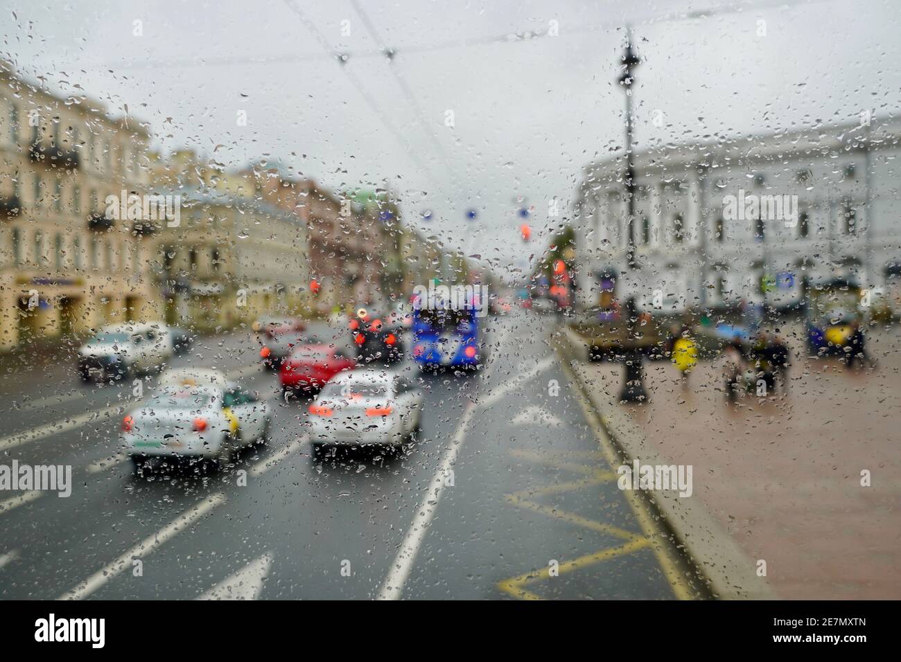 Russland St. Petersburg - November 2020 großer roter Bus mit Touristen am Newski Prospekt, den Sehenswürdigkeiten der Nordhauptstadt Russlands.Foto in hoher Qualität Stockfoto