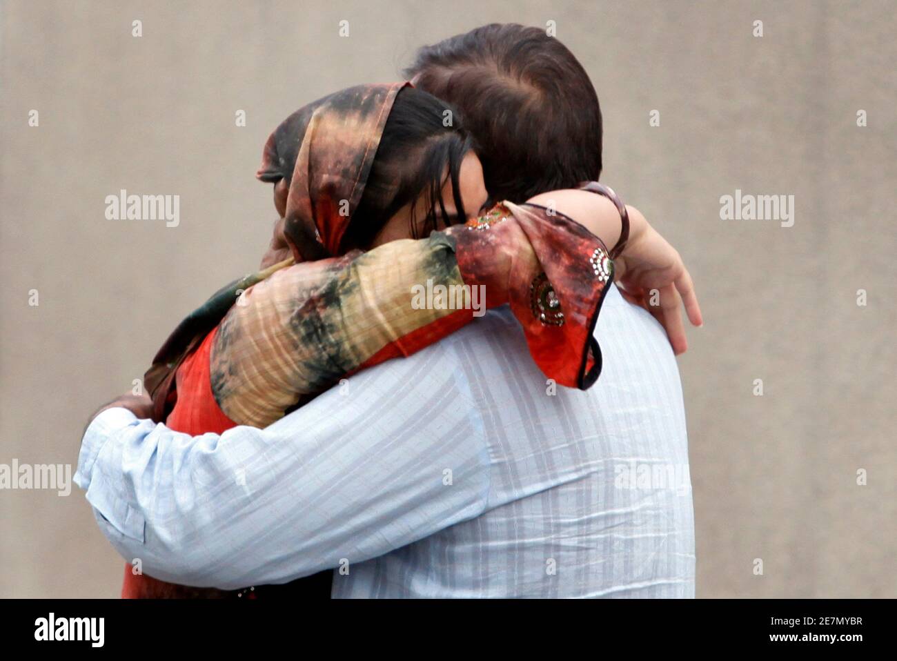 Ein pakistanischer Student umarmt ihr Vater, als sie mit Dutzenden von anderen Studenten bei Chaklala Airbase in Rawalpindi in der Nähe von Islamabad 15. Juni 2010 ankam, nachdem sie evakuiert wurden, nach dem jüngsten Ausbruch der ethnischen Unruhen in Kirgisistan. Ministerpräsident Yousuf Raza Gilani am Montag äußerte sich besorgt über die Notlage der 269 pakistanische Studenten in Kirgisistan und versicherte den Familien der Schüler, dass die Regierung ihr Möglichstes tun, um sie sicher nach Hause bekommen, berichtet Pakistan Dawn News.  REUTERS/Faisal Mahmood (PAKISTAN - Tags: Unruhen Politik) Stockfoto