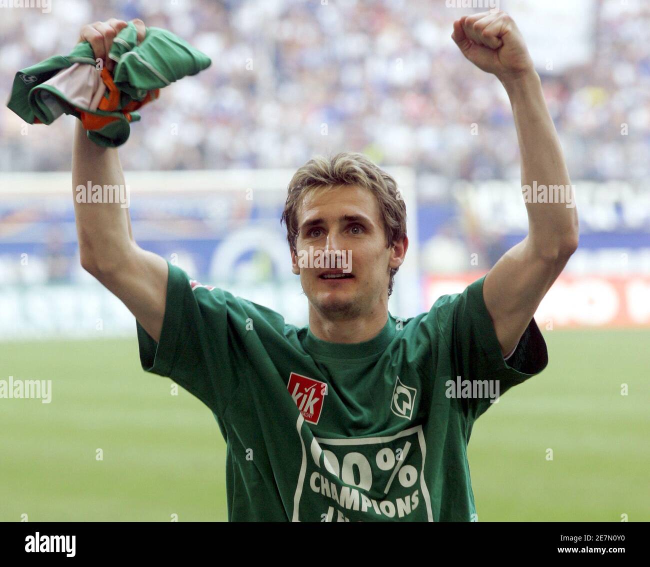 Miroslav Klose aus Werder Bremen trägt ein T-Shirt mit der Aufschrift "100  Prozent Champions League", nachdem sein Team den Hamburger SV am 13. Mai  2006 beim letzten Bundesliga-Fußballspiel in Hamburg um 2-1