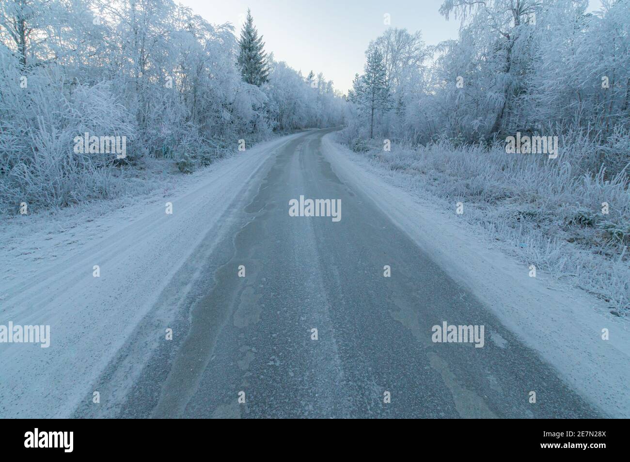 Gefrorene Straße in Norwegen Stockfoto