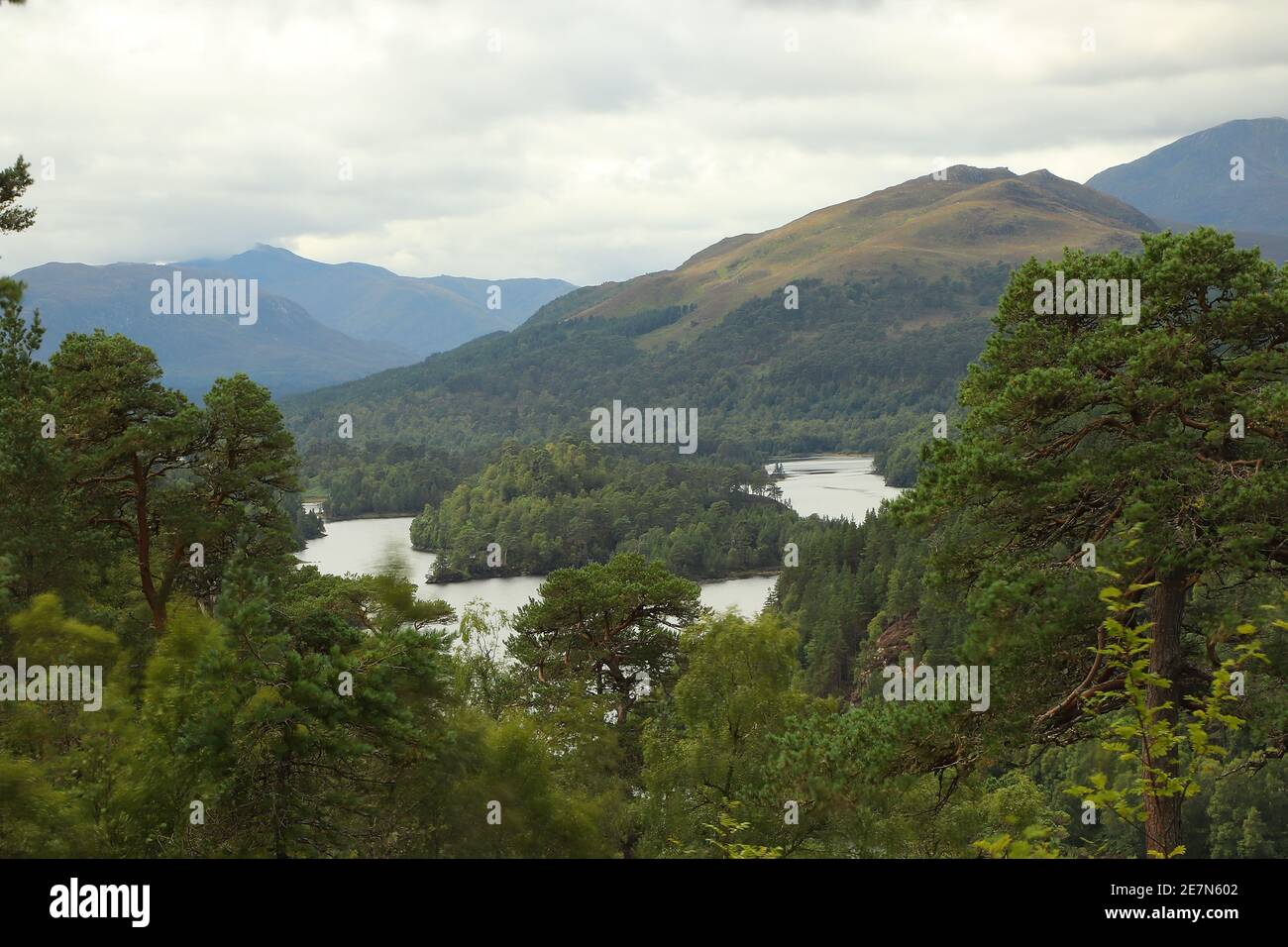 Ein Blick von den Hügeln Schottlands auf die Täler, Flüsse und Seen Stockfoto