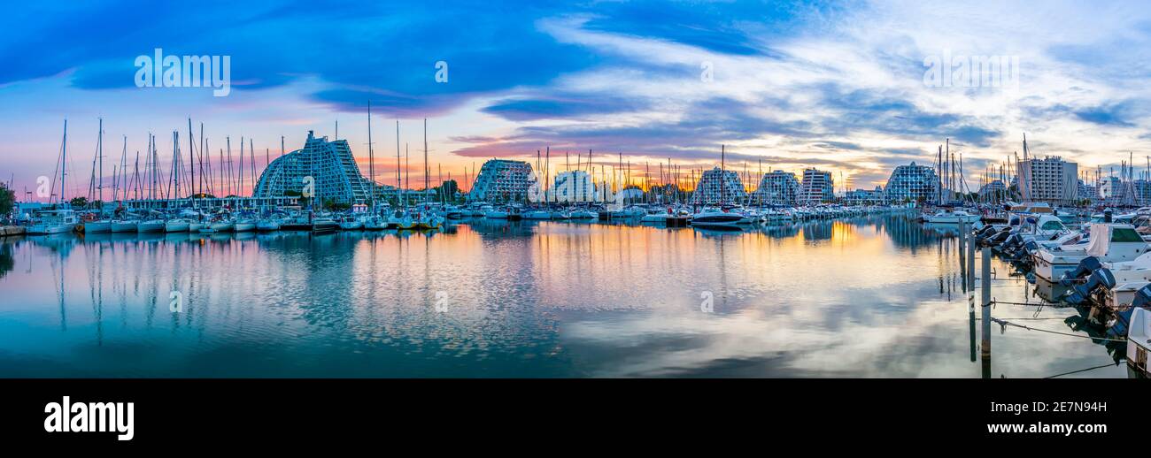 Panorama-Sommermorgen in der Stadt La Grande Motte in Okzitanien, Frankreich Stockfoto