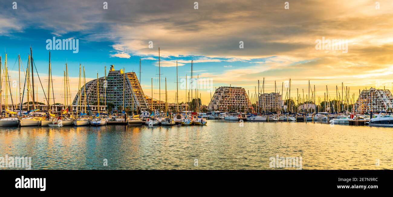 Panorama-Sommermorgen in der Stadt La Grande Motte in Okzitanien, Frankreich Stockfoto