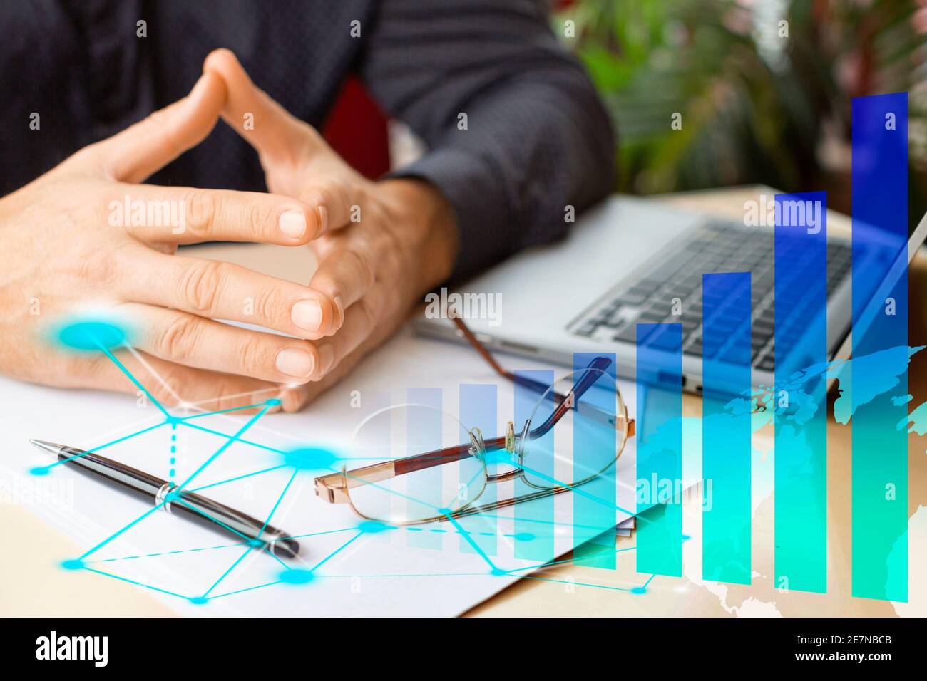Geschäftsmann reicht vor dem Laptop-Monitor, Wachstumskarten und virtuellen Analysen. E-Business-Konzept. Stockfoto