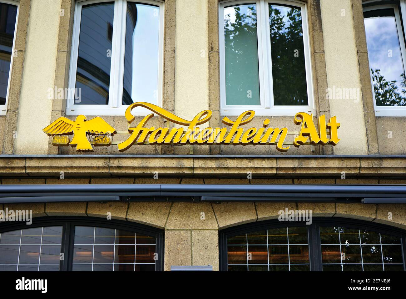 Bierlogo einer Brauerei am Burgplatz in der beliebten Touristengegend Altstadt am Rhein. 'Frankenheim Alt' ist eine berühmte lokale Biermarke. Stockfoto