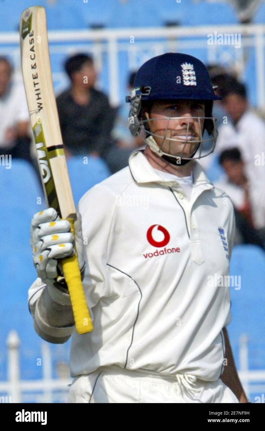 Englands Marcus Trescothick räumt seiner halben Jahrhundert gegen Pakistan Cricket Board (PCB) Patron XI am Eröffnungstag von ihrem drei-Tage-Spiel in Rawalpindi 31. Oktober 2005. REUTERS/Faisal Mahmood Stockfoto