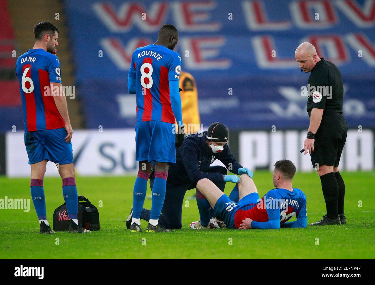 James McCarthy von Crystal Palace erhält medizinische Hilfe, nachdem er während des Premier League-Spiels im Selhurst Park, London, verletzt wurde. Bilddatum: Samstag, 30. Januar 2021. Stockfoto