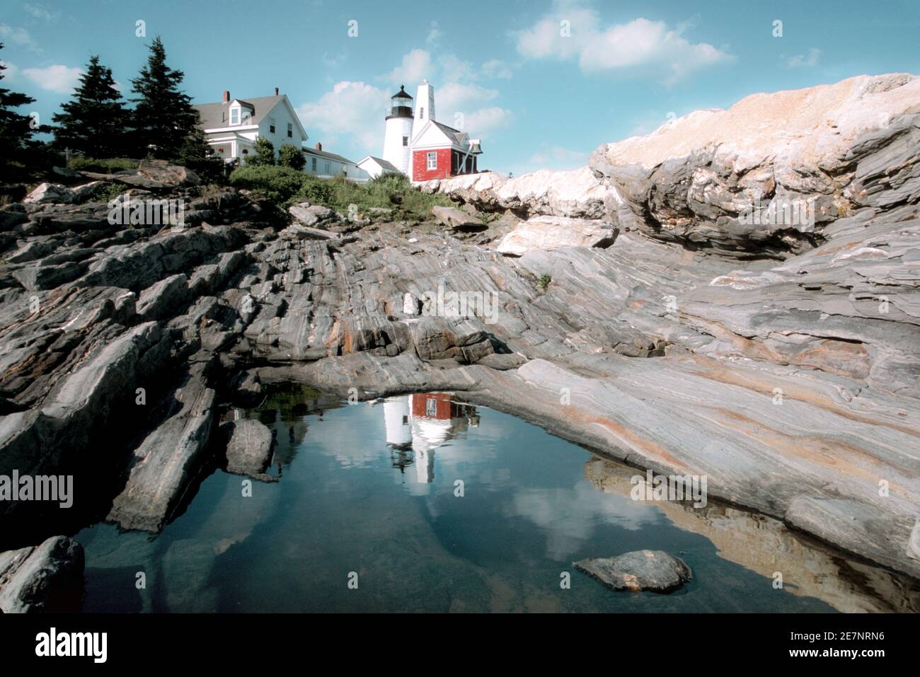 Der Pemaquid Leuchtturm steht an der Maine Küste und spiegelt sich in einem nahe gelegenen Wasserbecken. Stockfoto