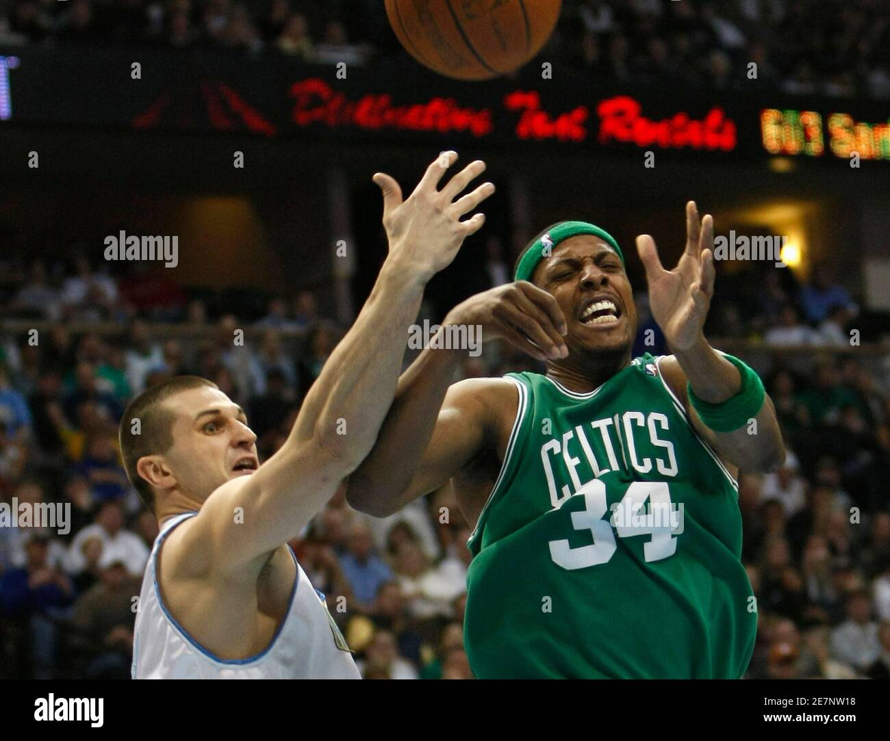 Denver Nuggets forward Linas Kleiza (L) verteidigt Boston Celtics forward Paul Pierce in ihrer NBA-Basketball-Spiel in Denver 23. Februar 2009. REUTERS/Rick pied (Vereinigte Staaten) Stockfoto