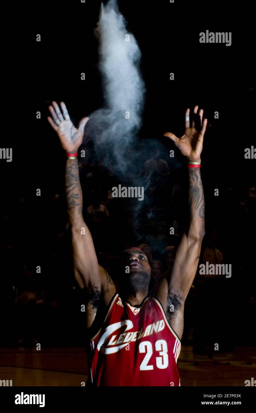 Cleveland Cavaliers LeBron James führt eine vor dem Spiel Ritual vor dem NBA-Basketball-Spiel gegen die Toronto Raptors in Toronto 26. Februar 2010.  REUTERS /Adrien Veczan (Kanada - Tags: SPORT BASKETBALL) Stockfoto