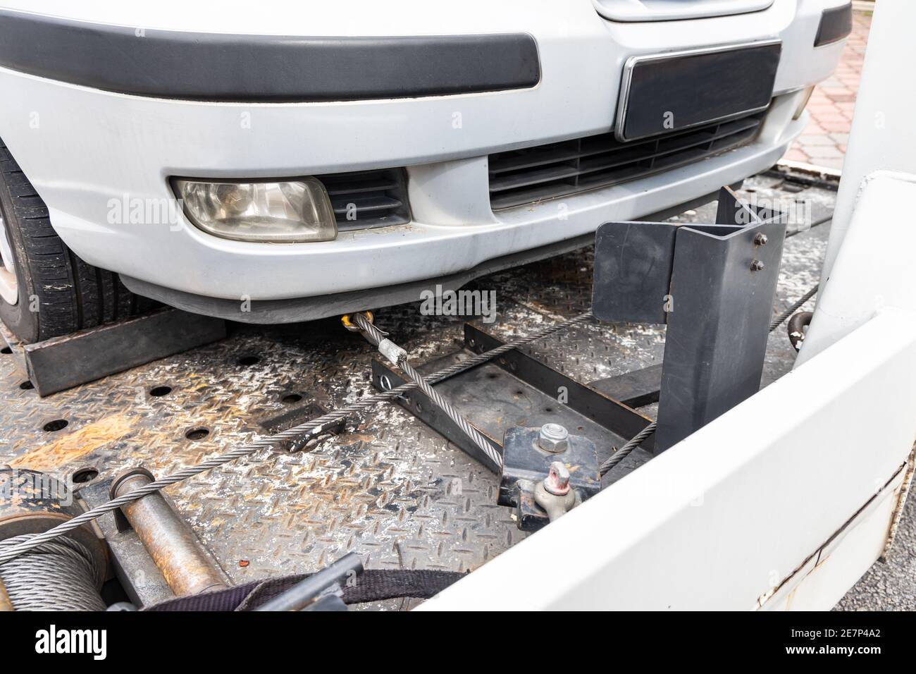 Abgebrochenes Auto, das auf einen Abschleppwagen geschleppt wird Stockfoto