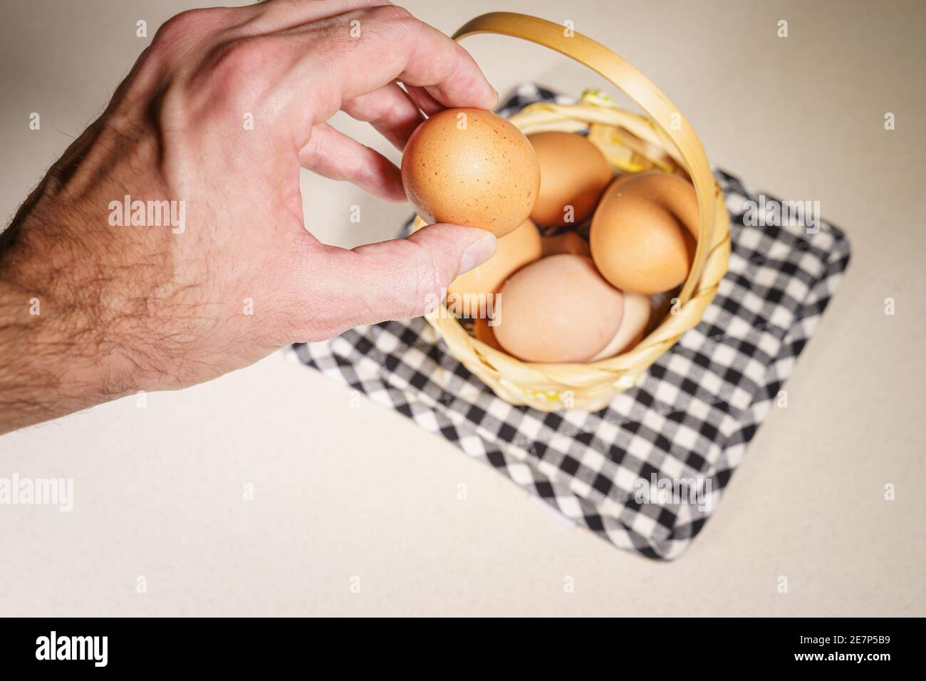 Hand ein Ei in einen Korb, Konzept der finanziellen Risiken Stockfoto