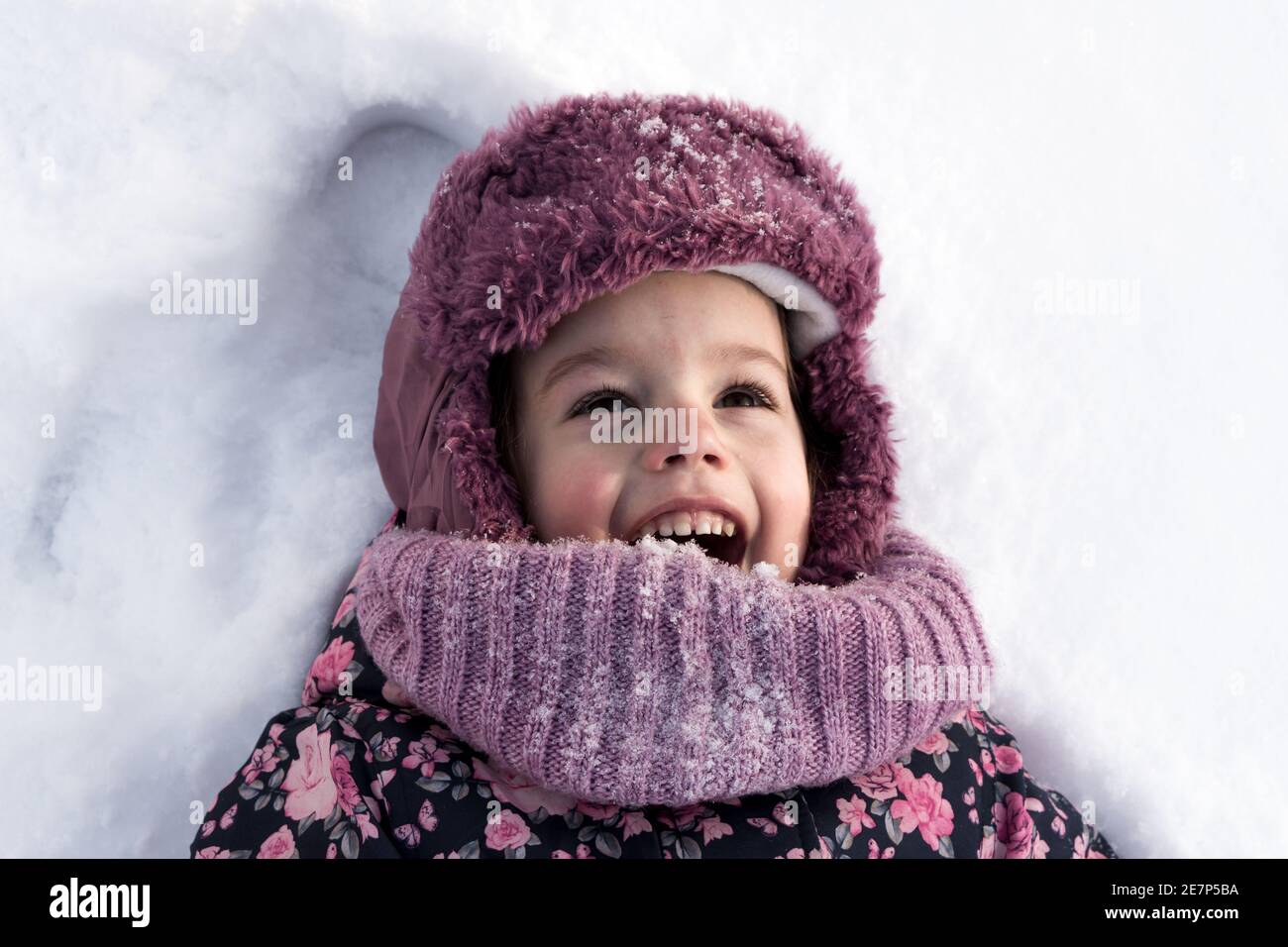 Winter, Familie, Kindheit Konzepte - close-up Portrait authentische kleine Vorschulmädchen in rosa Kleidung Lächeln lachen schreien mit offenem Mund auflegen Stockfoto