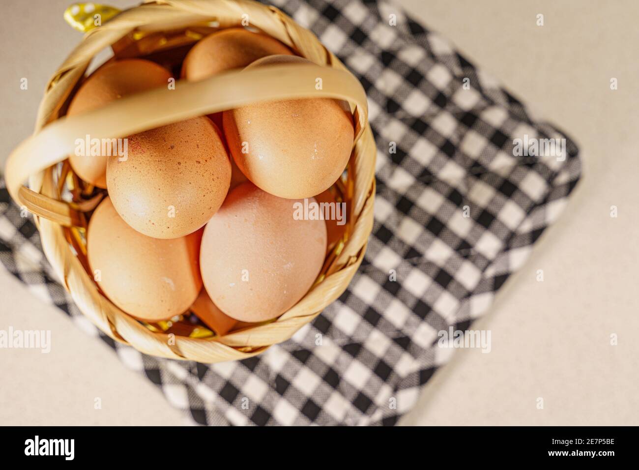 Korb voller Eier, Konzept der finanziellen Risiken Stockfoto