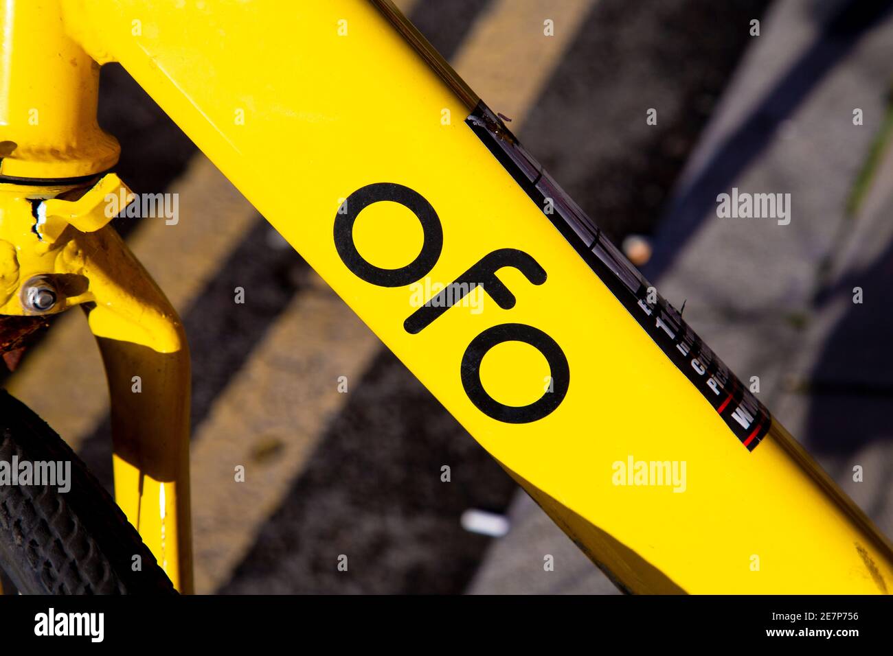 Nahaufnahme des Logos des gelben Mietschemas dockless ofo Fahrrad geparkt auf der Straße, London, Großbritannien Stockfoto