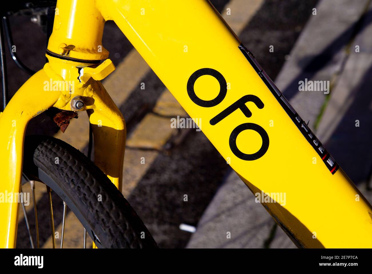 Nahaufnahme des Logos des gelben Mietschemas dockless ofo Fahrrad geparkt auf der Straße, London, Großbritannien Stockfoto