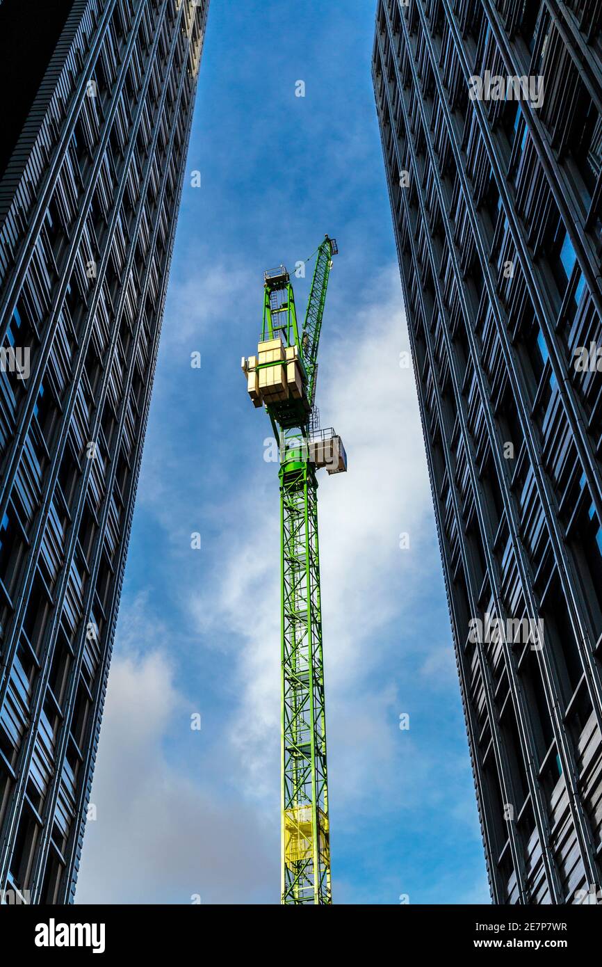 Baukran und Central Saint Giles Wolkenkratzer, Bürogebäude in St. Giles, London, Großbritannien Stockfoto