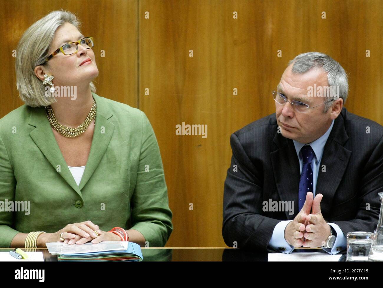 Der österreichische Bundeskanzler Alfred Gusenbauer sitzt neben ...