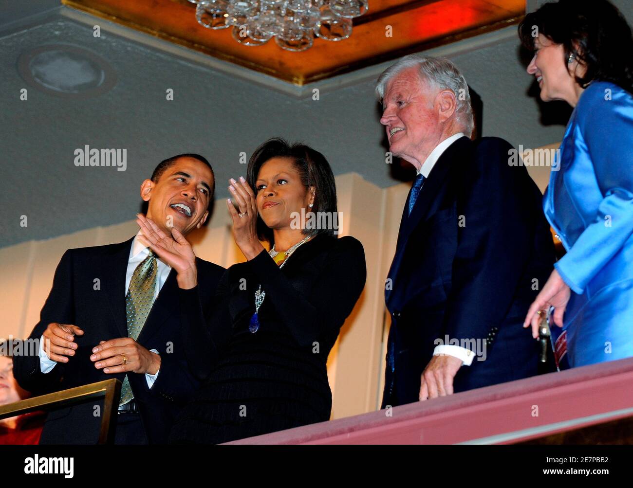 US-Präsident Barack Obama (L) und First Lady Michelle Obama beitreten Senator Ted Kennedy (D -MA) (2. R) und seine Frau Victoria (R) in eine musikalische Hommage an Kennedys Geburtstag feiern im Kennedy Center in Washington, 8. März 2009.  REUTERS/Mike Theiler (Vereinigte Staaten Politik) Stockfoto