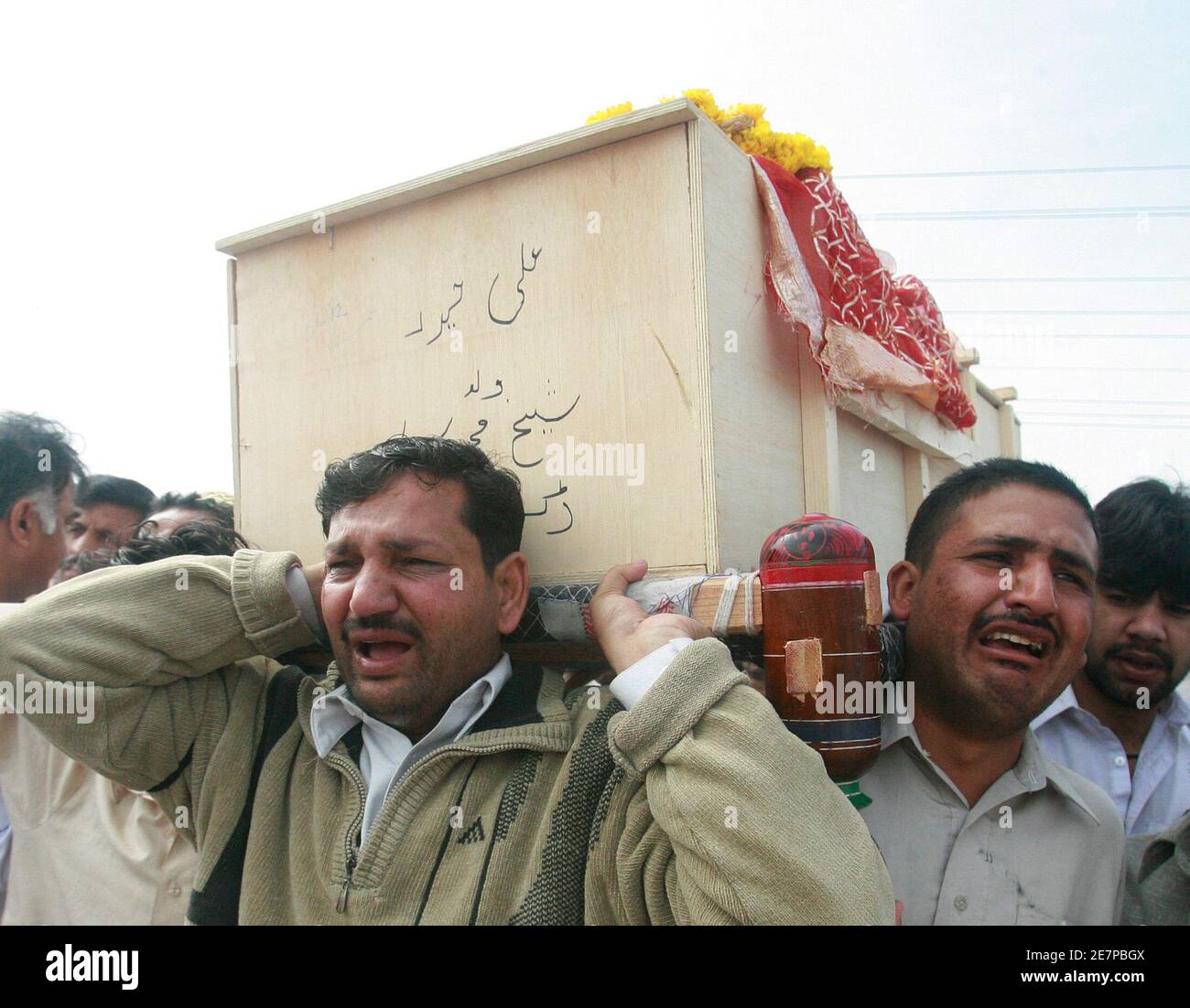 Pakistanische schiitische Muslime tragen Särge, während sie am 6. April 2009 in Chakwal, etwa 100 km (60 Meilen) südlich von Islamabad, den Tod ihrer Verwandten während einer Trauerfeier für die Opfer einer Selbstmordbombenexplosion betrauern. Ein Selbstmordattentäter hat sich am Sonntag bei einer Versammlung schiitischer Minderheitenmuslime in Pakistan in die Luft gesprengt und 22 Menschen am Tag nach einem tödlichen Selbstmordattentat in der Hauptstadt getötet, teilte die Polizei mit. REUTERS/Faisal Mahmood (PAKISTAN-KONFLIKTBILD DES TAGES BILD OBEN) Stockfoto