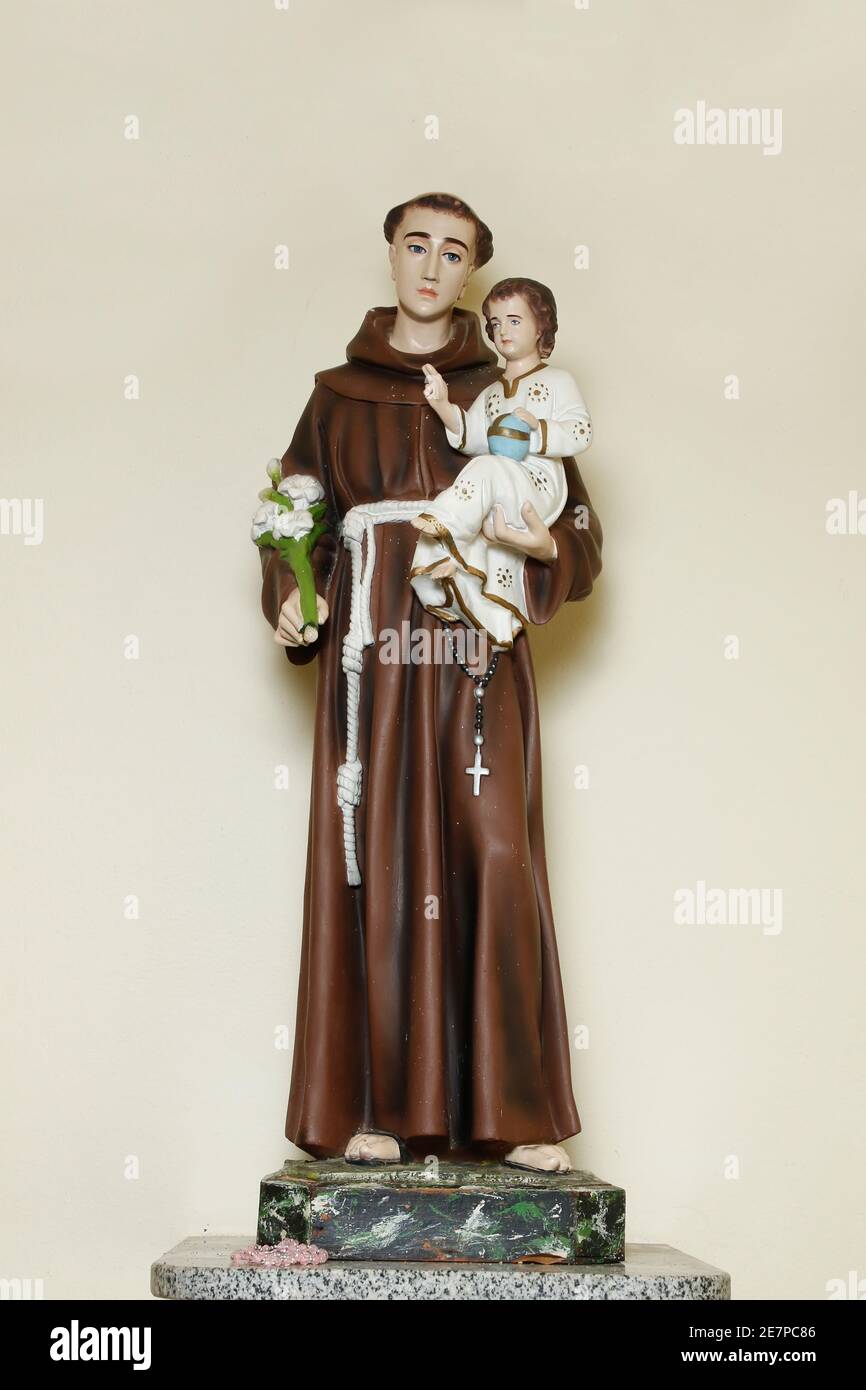 st. Antonius von lissabon oder St. Antonius von padua und Baby Jesus katholische Kirche Bild Stockfoto